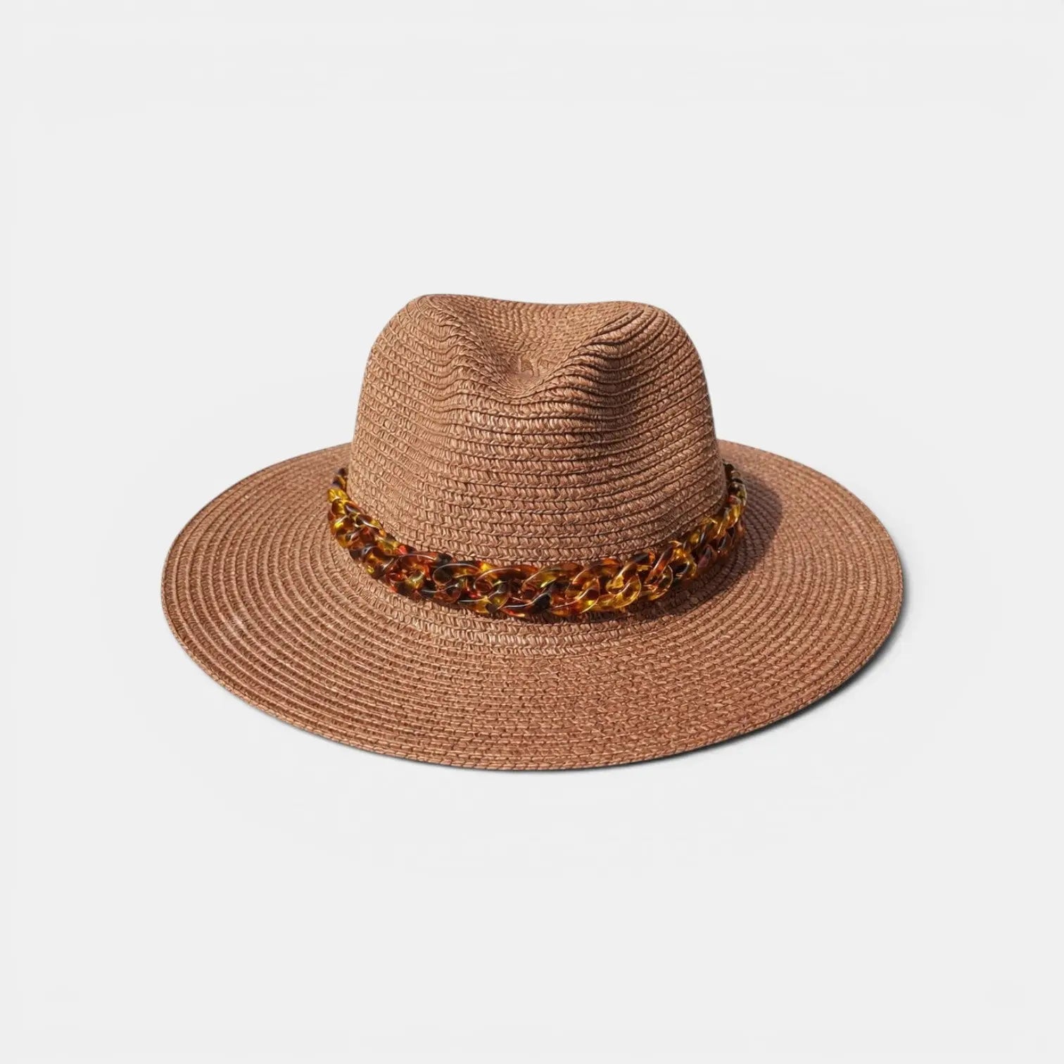 Chapeau de paille tressée La Boutique du Chapeau style Panama, bord large, avec bandeau chaîne écaille de tortue.